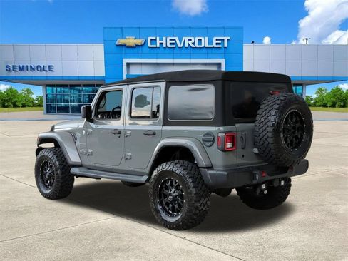 Used 2018 Jeep Wrangler Unlimited Sahara AWD/4WD image 3