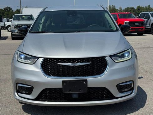 Used 2024 Chrysler Pacifica Touring-L FWD image 9