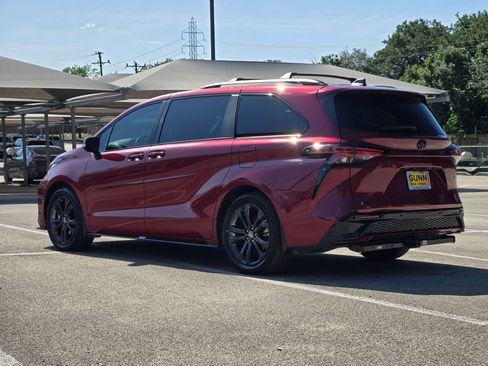 Used 2025 Toyota Sienna XSE FWD image 6