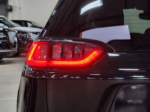Used 2019 Jeep Cherokee Limited w/ Luxury Group FWD image 19
