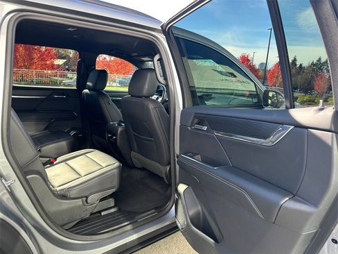 Used 2024 GMC Acadia Elevation image 13