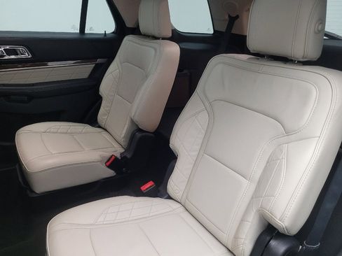 Used 2018 Ford Explorer Platinum image 18