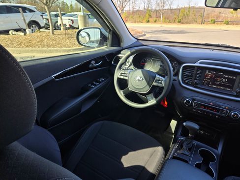 Certified 2019 Kia Sorento LX image 9