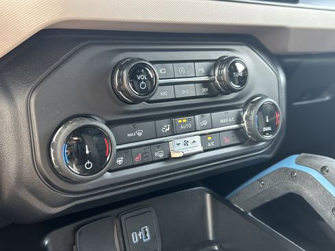 Used 2022 Ford Bronco Wildtrak image 18