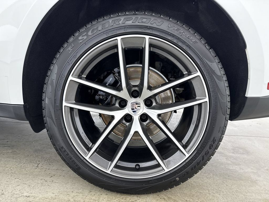 Certified 2025 Porsche Macan AWD/4WD image 14