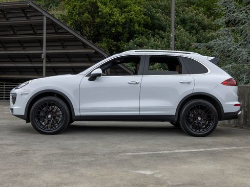 Used 2016 Porsche Cayenne AWD/4WD image 2