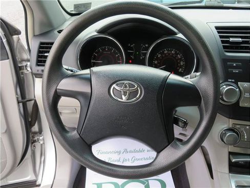 Used 2011 Toyota Highlander 4WD w/ Cold Weather Pkg image 9