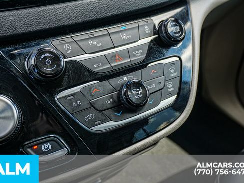 Used 2024 Chrysler Pacifica Touring-L FWD image 44