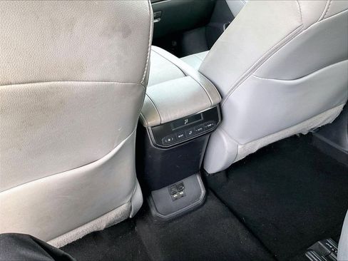 Used 2020 Toyota Highlander XLE AWD/4WD image 28