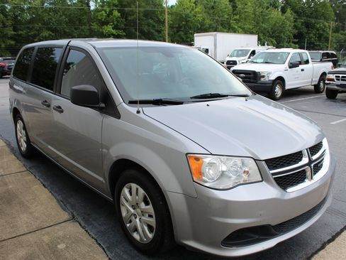 Used 2020 Dodge Grand Caravan SE w/ UConnect Hands-Free Group image 2