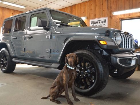 Used 2025 Jeep Wrangler Unlimited Sahara image 2