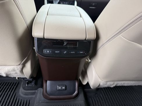 Used 2022 Toyota Highlander XLE image 17