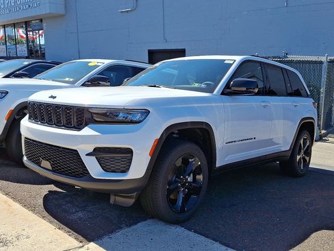 New 2025 Jeep Grand Cherokee Altitude image 3