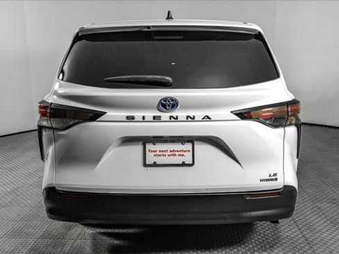 Used 2024 Toyota Sienna LE FWD image 7