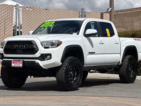 Used 2019 Toyota Tacoma TRD Off-Road w/ Technology Package AWD/4WD image 8