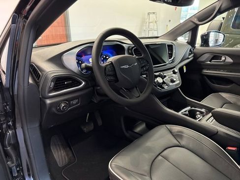 New 2026 Chrysler Pacifica Limited w/ S Appearance Package image 24