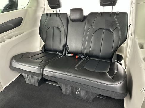 Used 2024 Chrysler Pacifica Limited FWD image 23