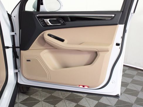 Used 2025 Porsche Macan image 36