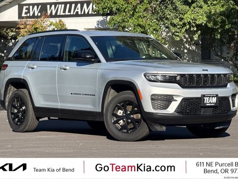 Used 2025 Jeep Grand Cherokee Altitude AWD/4WD image 1