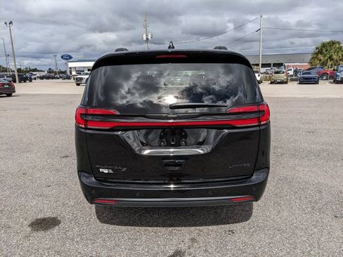 Used 2025 Chrysler Pacifica Limited image 5