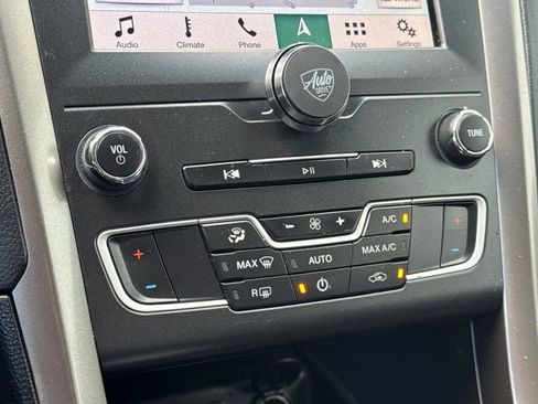 Used 2019 Ford Fusion SE FWD image 20