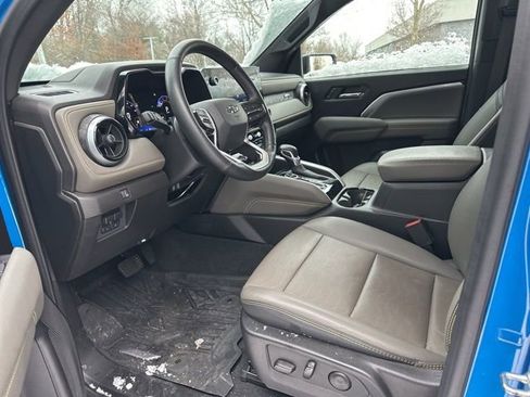 Used 2024 Chevrolet Colorado ZR2 w/ ZR2 Convenience Package III image 9