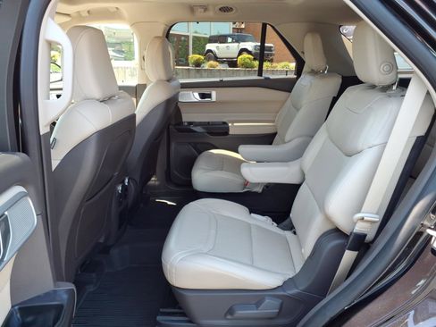 Used 2020 Ford Explorer Platinum w/ Premium Technology Package AWD/4WD image 13