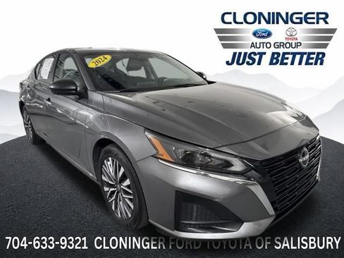 Used 2024 Nissan Altima 2.5 SV FWD image 1