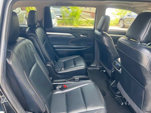 Used 2019 Toyota Highlander XLE AWD/4WD image 15