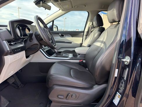 Used 2024 Kia Carnival LX image 10