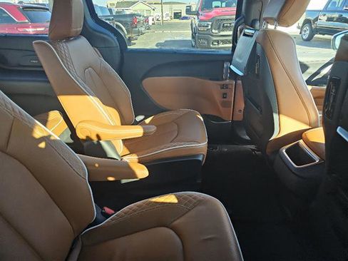 Used 2024 Chrysler Pacifica Pinnacle w/ Trailer Tow Group image 11