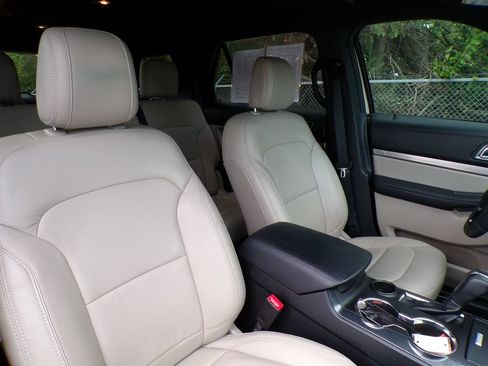 Used 2018 Ford Explorer XLT w/ Equipment Group 202A FWD image 13