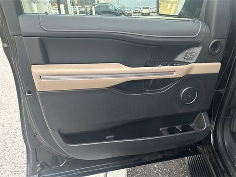 Used 2024 Ford Expedition Limited image 12