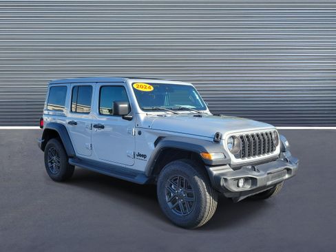 Used 2024 Jeep Wrangler Unlimited Sport AWD/4WD image 2
