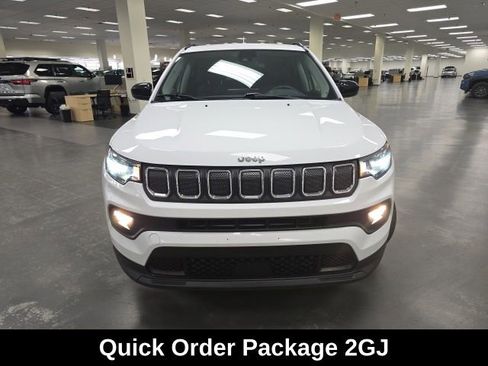 Used 2022 Jeep Compass Latitude w/ Convenience Group AWD/4WD image 2