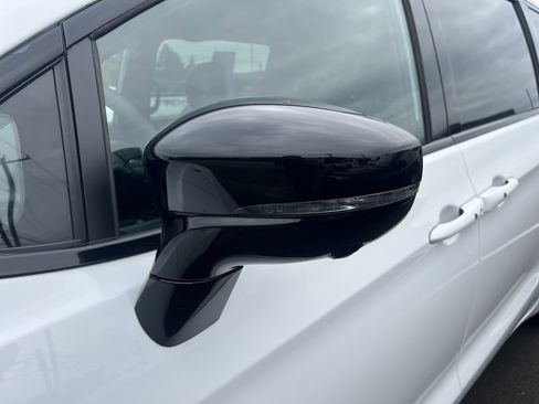 Used 2025 Chrysler Pacifica Premium FWD image 4