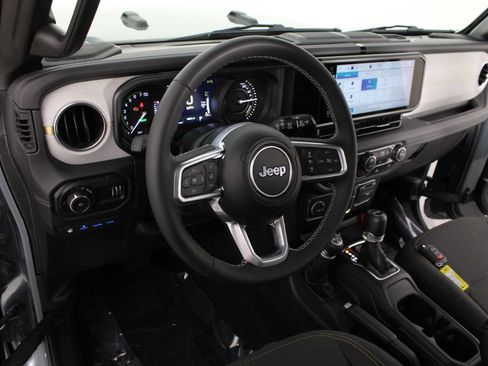 Used 2025 Jeep Wrangler Unlimited Sahara AWD/4WD image 8