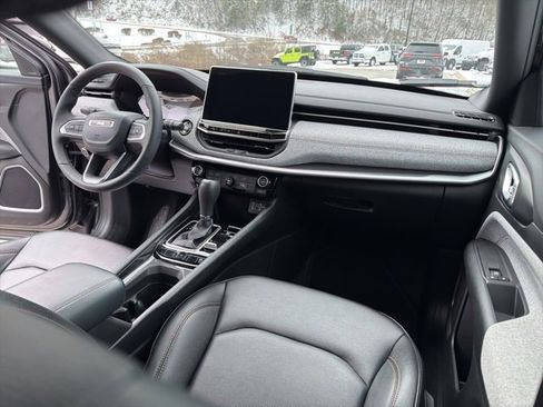 Used 2024 Jeep Compass Latitude image 23