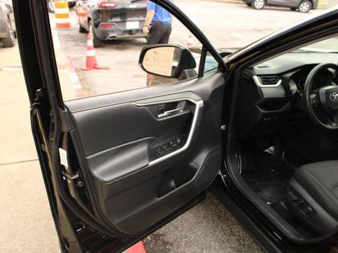 Used 2021 Toyota RAV4 XLE FWD image 18