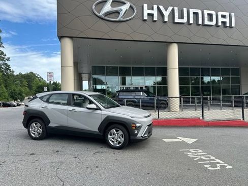 Certified 2025 Hyundai Kona SE FWD image 1