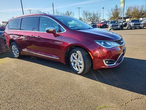 Used 2017 Chrysler Pacifica Limited w/ Advanced Safetytec Group image 2