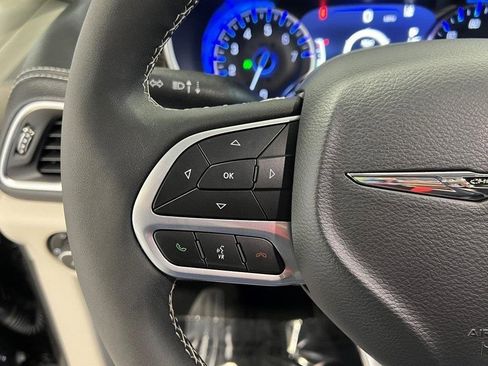 Used 2024 Chrysler Pacifica Limited image 36