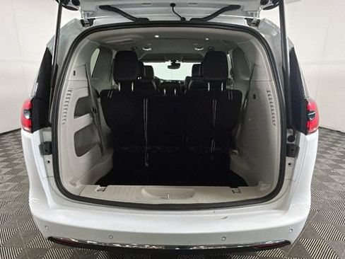 Used 2024 Chrysler Pacifica Touring-L FWD image 28
