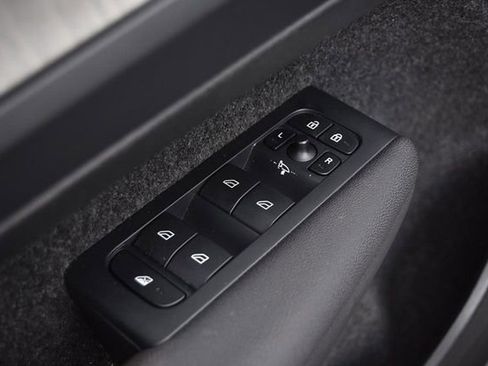 Used 2023 Volvo XC40 B5 Core image 8