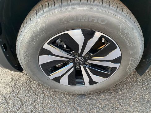 New 2026 Volkswagen Atlas Cross Sport SE image 27