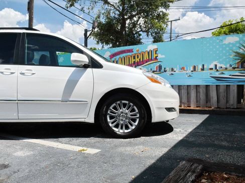 Used 2010 Toyota Sienna XLE Limited w/ XLE Limited Pkg 2 FWD image 31