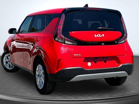 Used 2023 Kia Soul LX w/ LX Technology Package FWD image 4