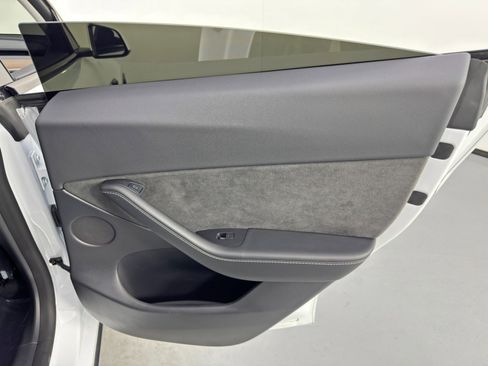 Used 2022 Tesla Model Y Long Range image 45