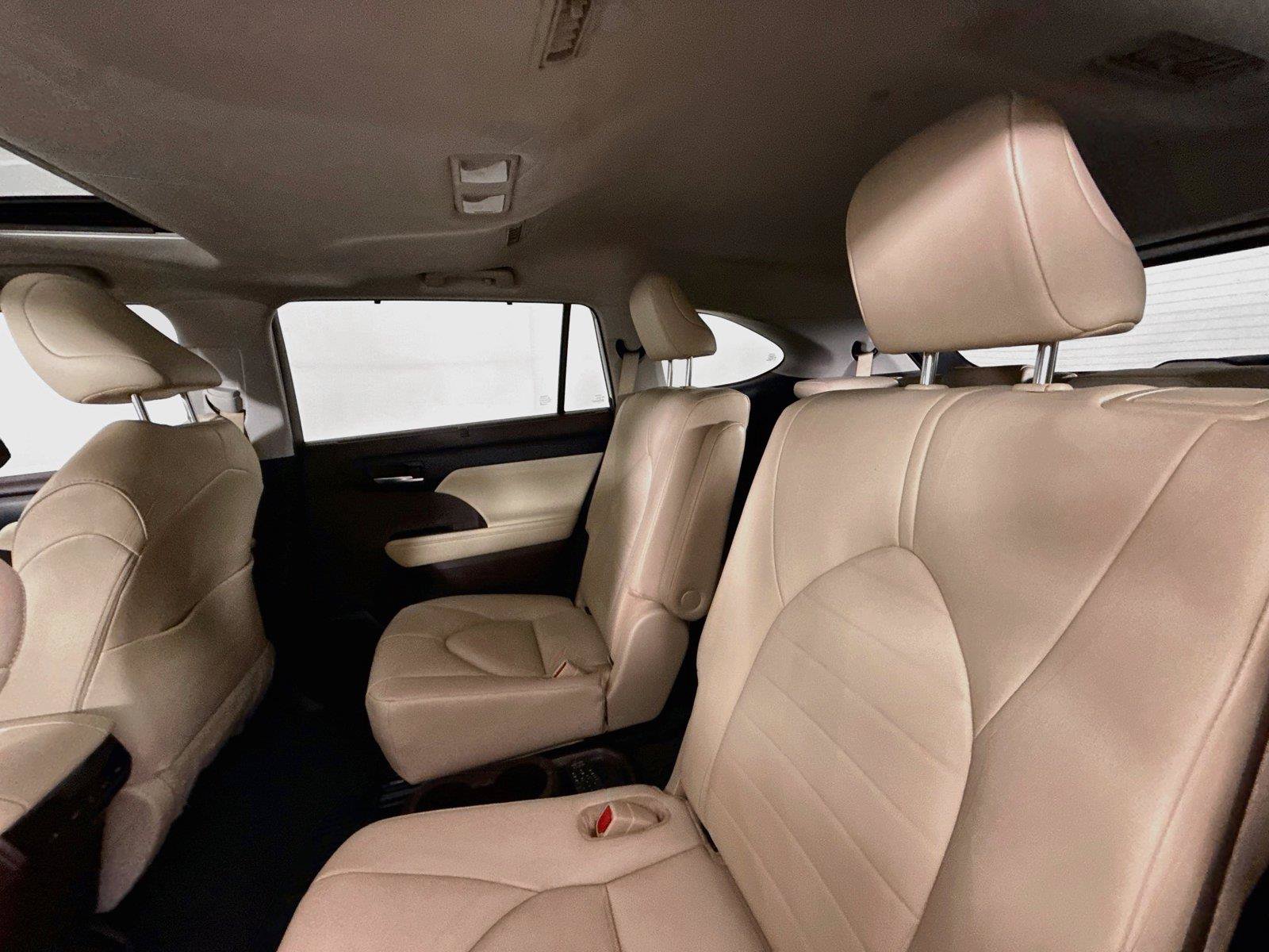 Used 2020 Toyota Highlander XLE AWD/4WD image 30