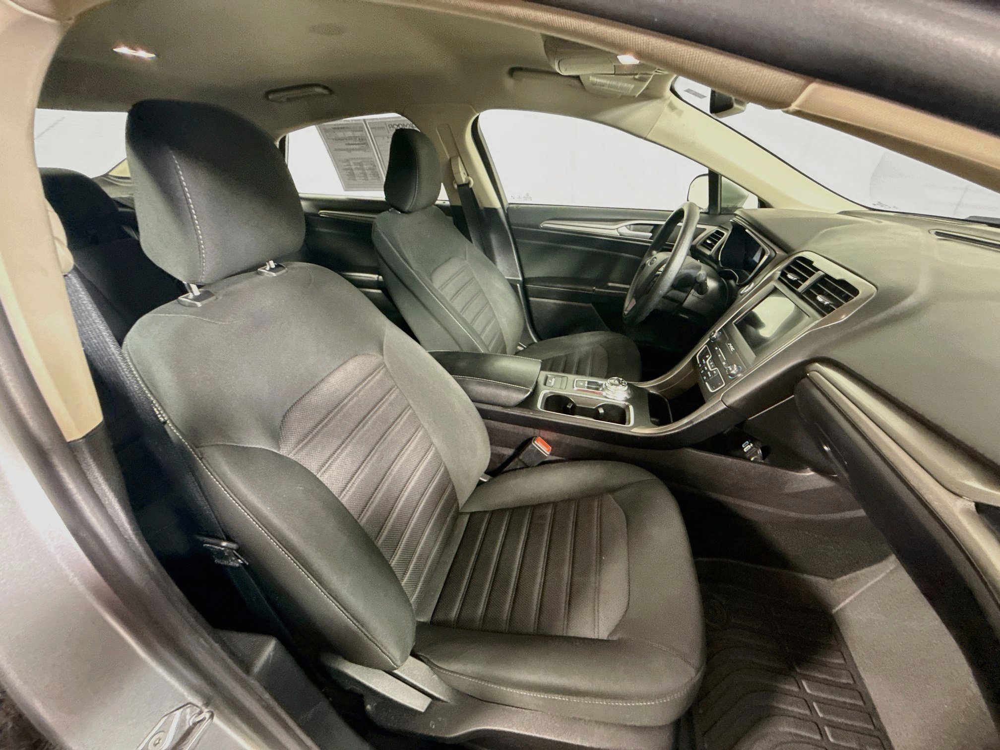 Used 2020 Ford Fusion SE FWD image 25